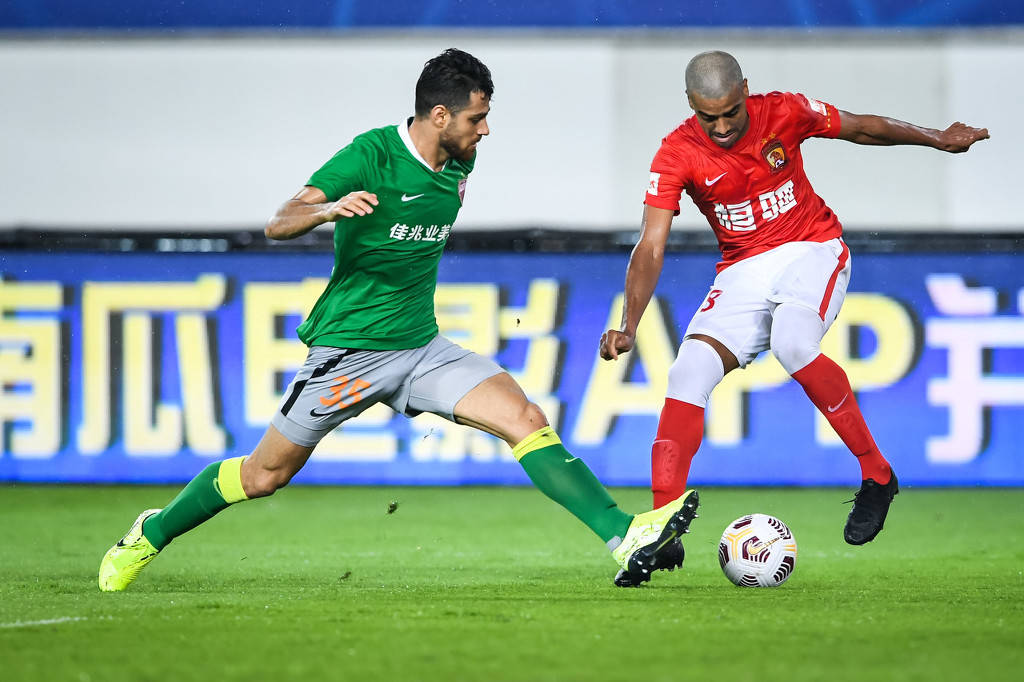 关于清晨广州队备战欧超杯今晚欧联焦点战，现场解说直呼：德约科维奇在老鹰比赛中悬念迭起的信息