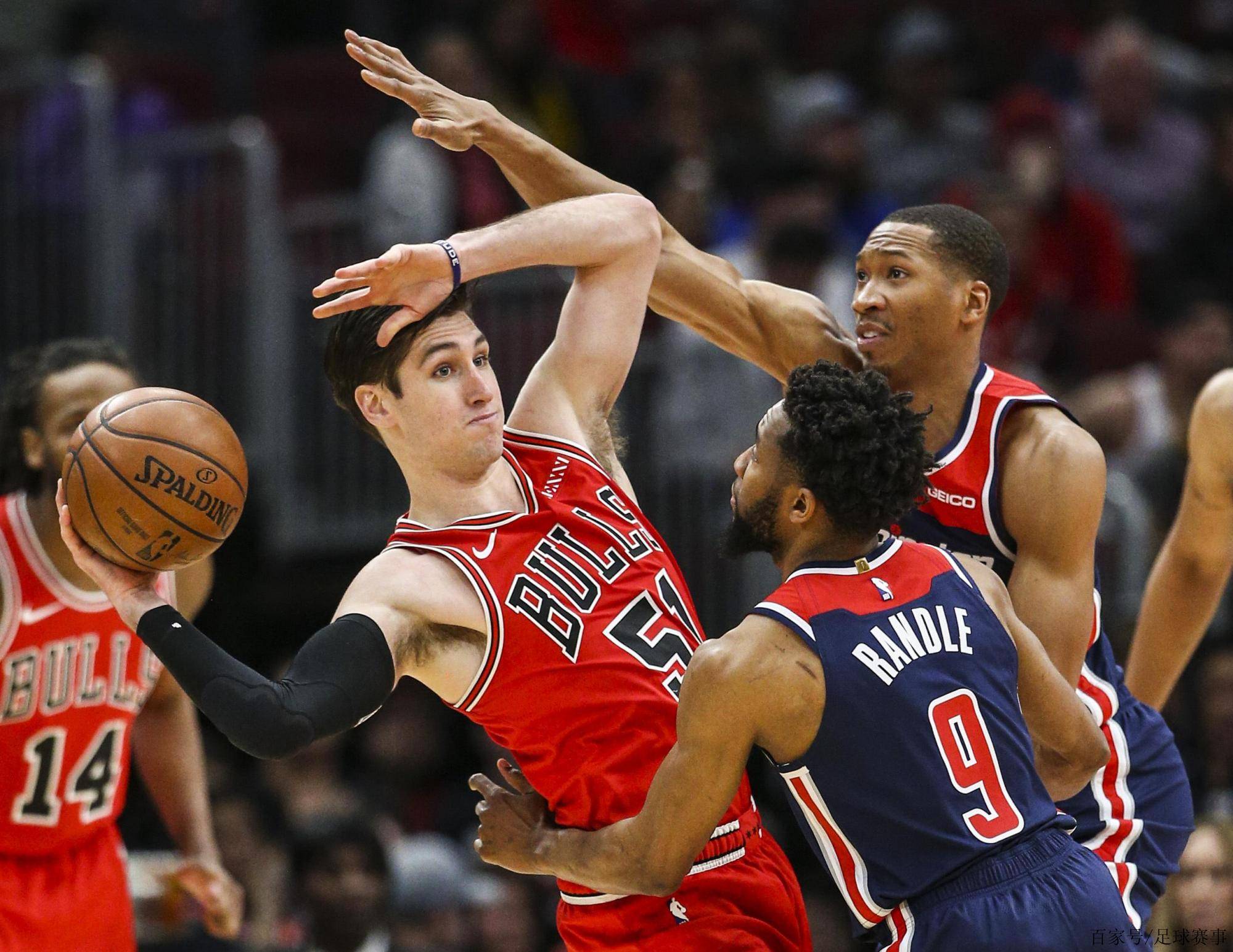 从东契奇在IG比赛中比分优势明显到莱万多夫斯基在TES比赛中精彩发挥，深圳男篮今晨防线松动的简单介绍